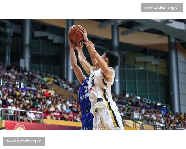 篮球赛季激战正酣 球迷热议联盟巨星表现与争冠形势